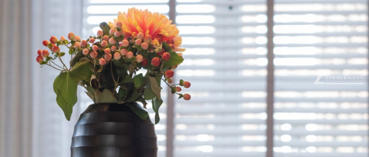 tischlerei-zimmermann-esszimmer-bluhmen-vase-esstisch-dekoration