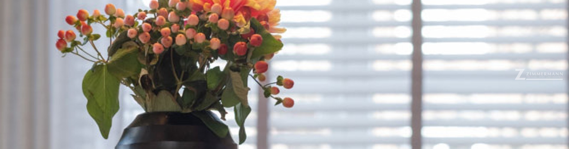 tischlerei-zimmermann-esszimmer-bluhmen-vase-esstisch-dekoration