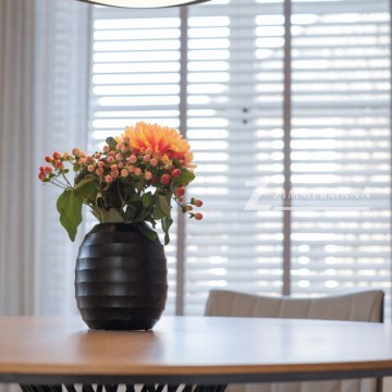 tischlerei-zimmermann-esszimmer-bluhmen-vase-esstisch-dekoration
