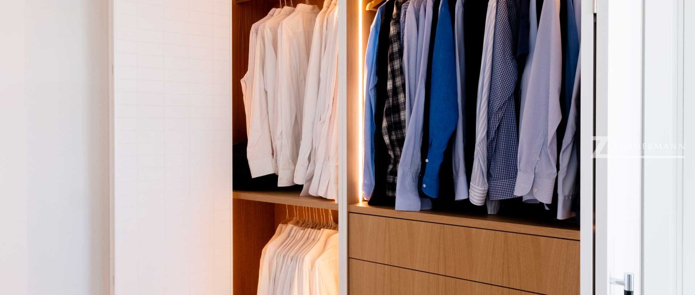 tischlerei-zimmermann-ankleidezimmer-regale-schubladen-kleidung