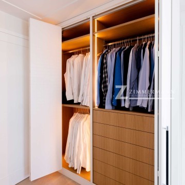 tischlerei-zimmermann-ankleidezimmer-regale-schubladen-kleidung