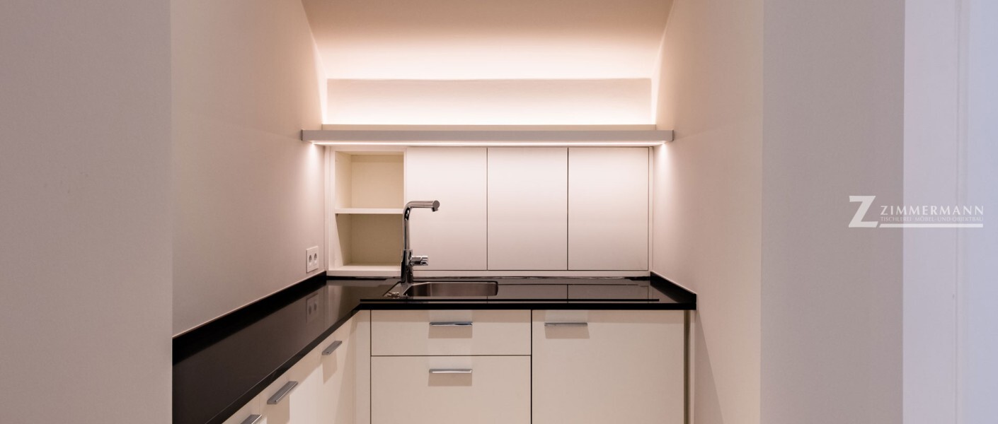 tischlerei-zimmermann-gastewohnung-kueche-schubladen-regale