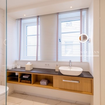 tischlerei-zimmermann-gastewohnung-badezimmer-schubladen-regale