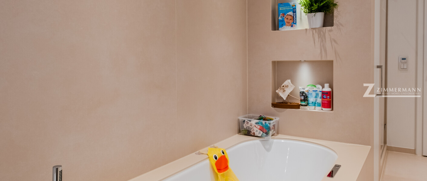 tischlerei-zimmermann-harmstorf-badezimmer-waschbecken-duschwanne-spiegel-dekoration