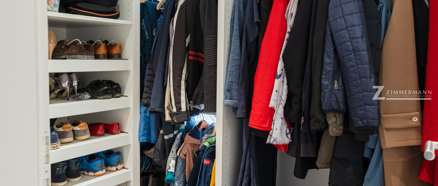 tischlerei-zimmermann-Harmstorr-familiengadrobe-kleider-regale-organisation