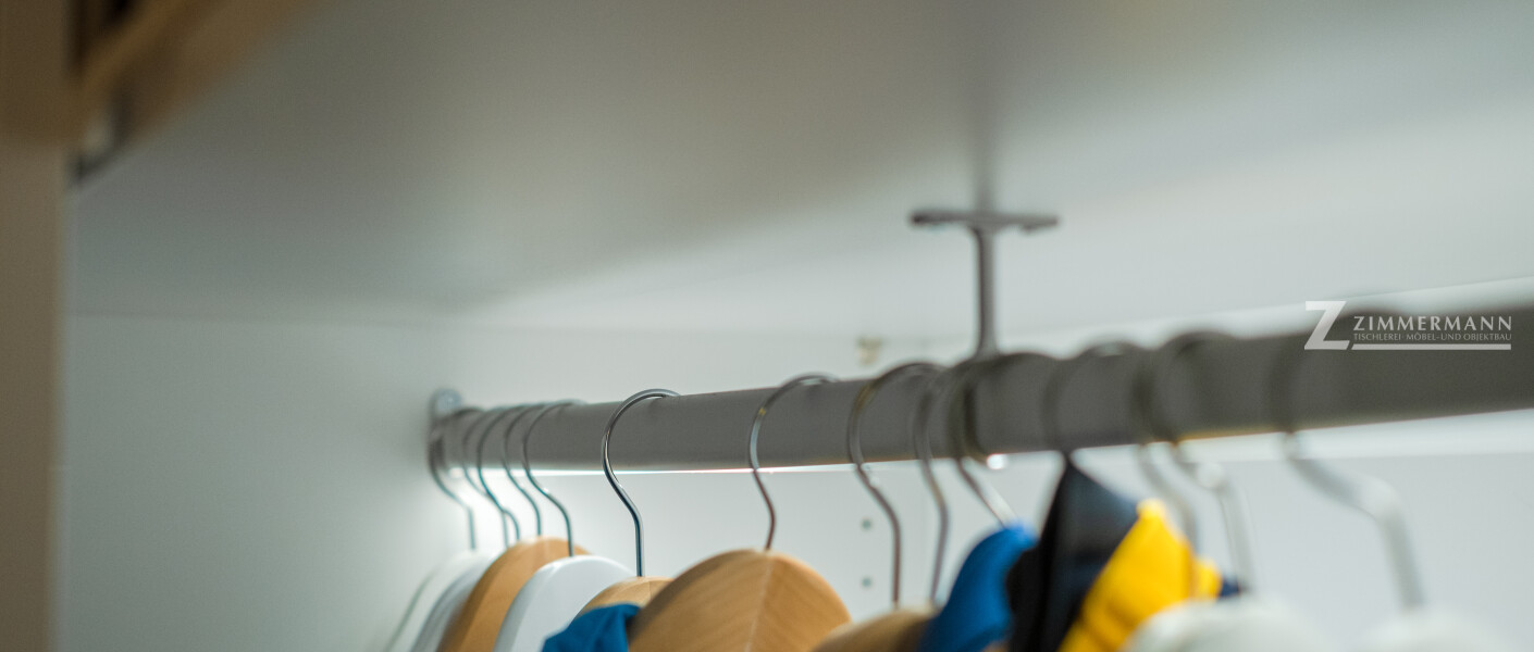 tischlerei-zimmermann-Harmstorr-familiengadrobe-kleider-regale-organisation