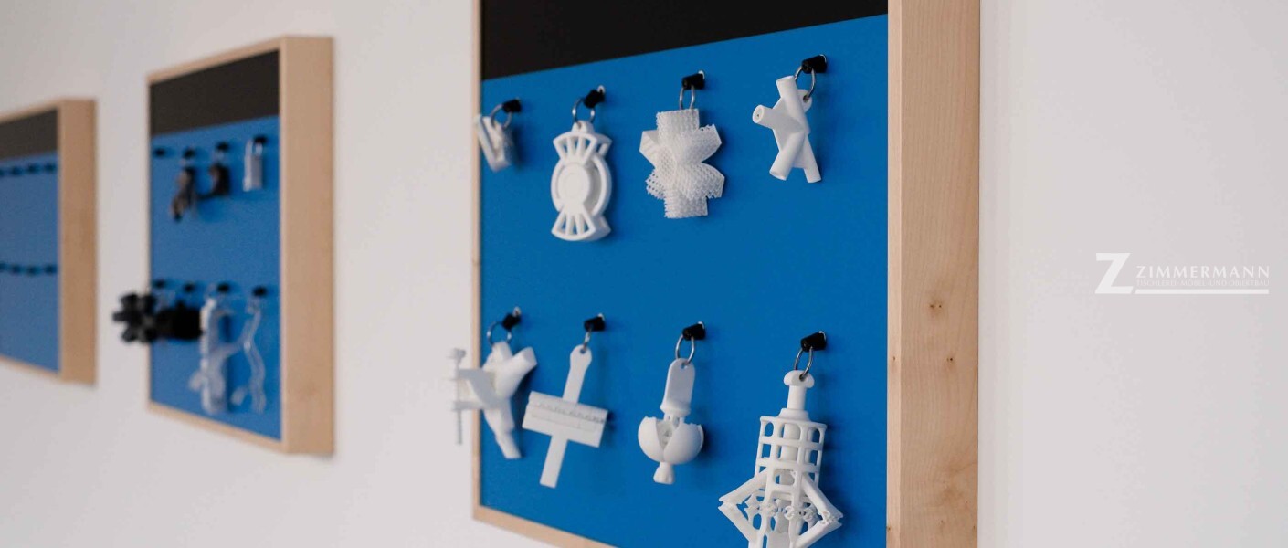 tischlerei-zimmermann-praesentationsrahmen-fuer-messen-blau