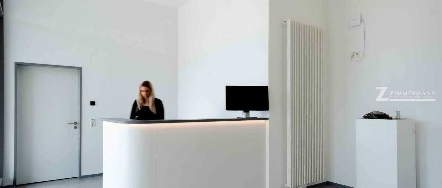 tischlerei-zimmermann-tresen-empfang-empfangstresen-materialise-präsentationssteele-frau-3