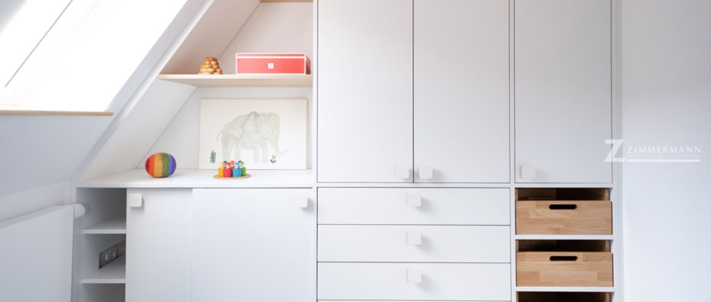 tischlerei-zimmermann-kinderzimmerschrank-holz-schubladen-regal-dachschräge
