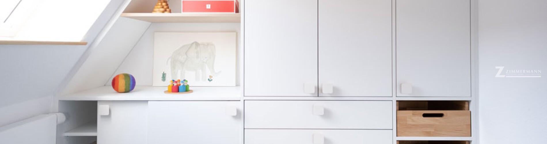 tischlerei-zimmermann-kinderzimmerschrank-holz-schubladen-regal-dachschräge