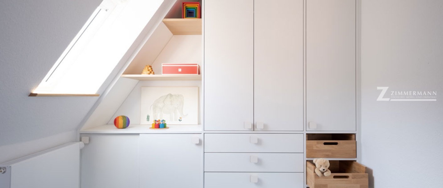tischlerei-zimmermann-kinderzimmerschrank-holz-schubladen-regal-dachschräge