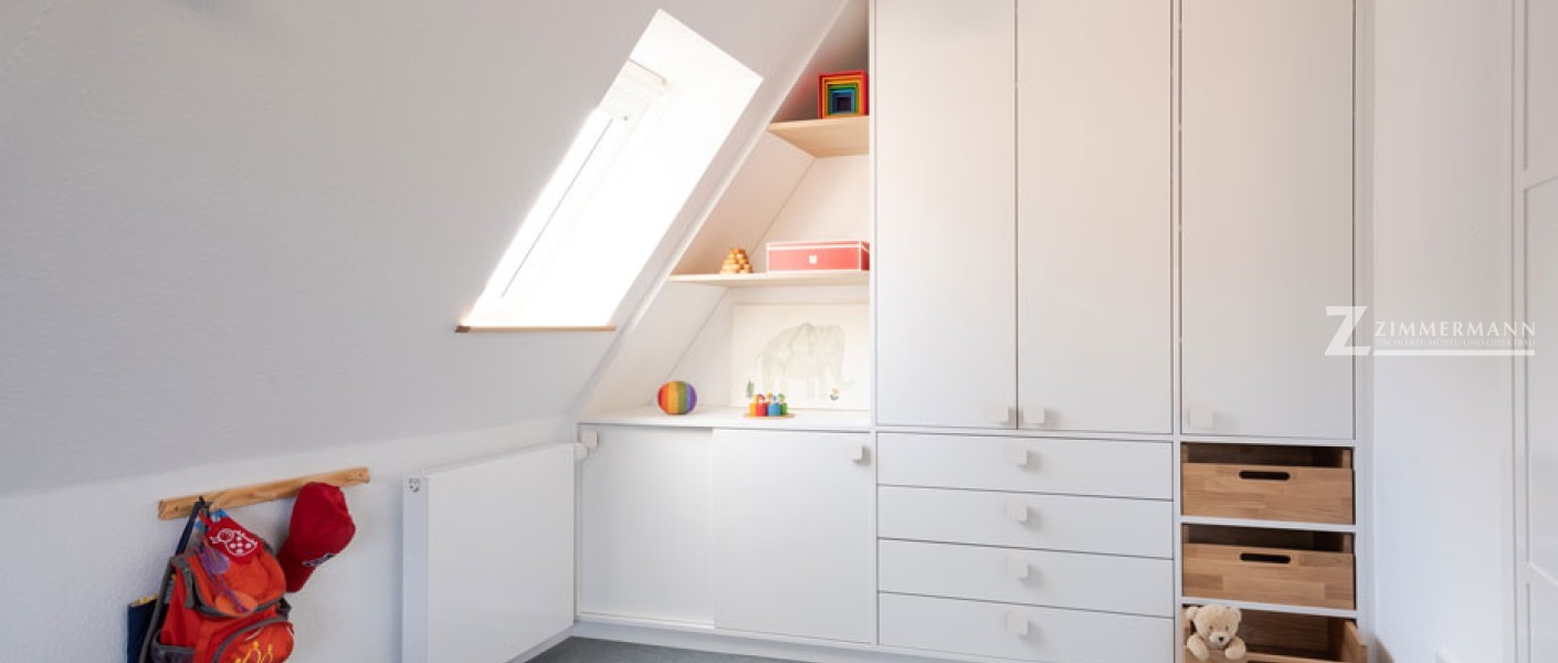 tischlerei-zimmermann-kinderzimmerschrank-holz-schubladen-regal-dachschräge-weiß