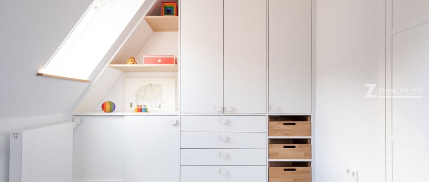 tischlerei-zimmermann-kinderzimmerschrank-holz-schubladen-regal-dachschräge-weiß-1