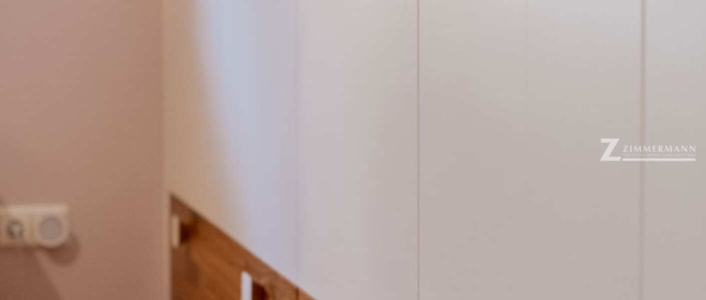 tischlerei-zimmermann-wandschrank-holz-eiche-weißmatt-griffe-3